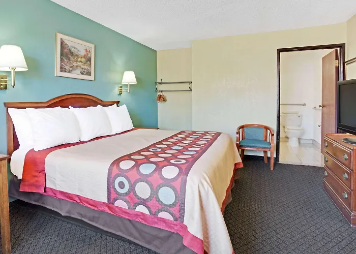 Hotel Super 8 By Wyndham Downtown Convention Center 2*