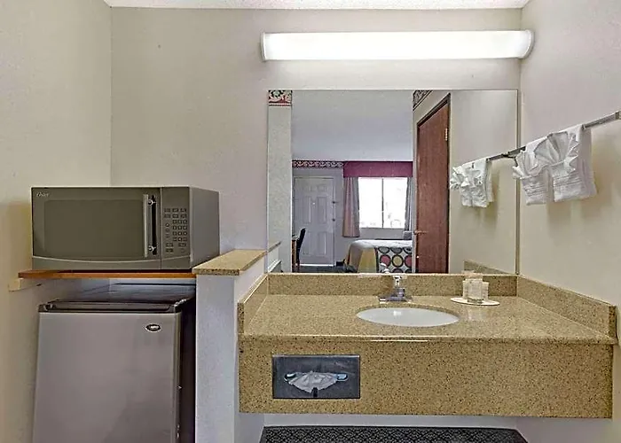 Hotel Super 8 By Wyndham Downtown Convention Center 2*
