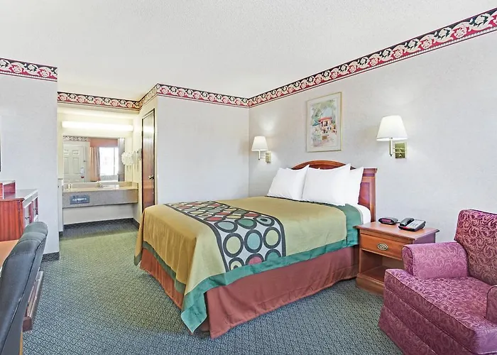 Hotel Super 8 By Wyndham Downtown Convention Center 2*
