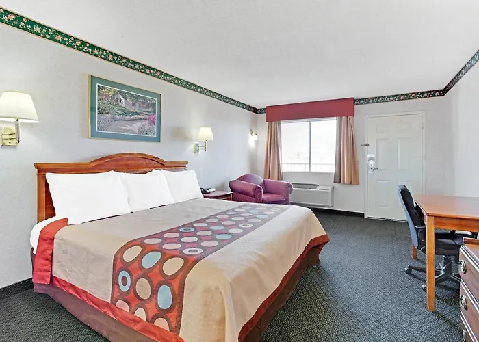 Hotel Super 8 By Wyndham Downtown Convention Center 2*