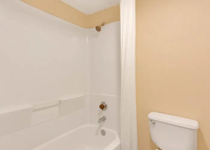 Hotel Super 8 By Wyndham Downtown Convention Center 2*